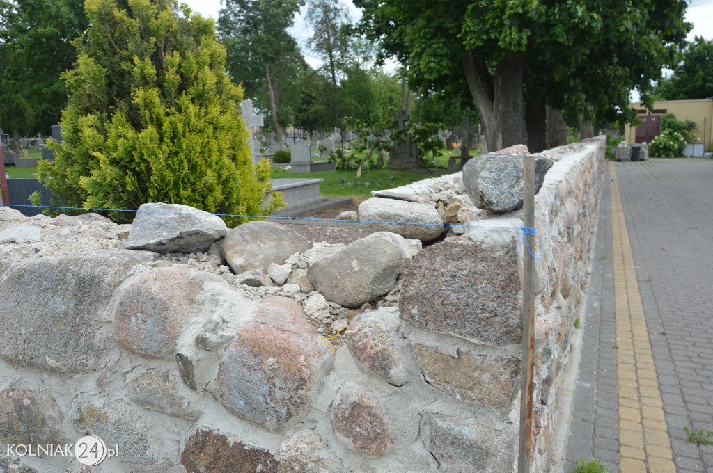Remont muru cmentarnego