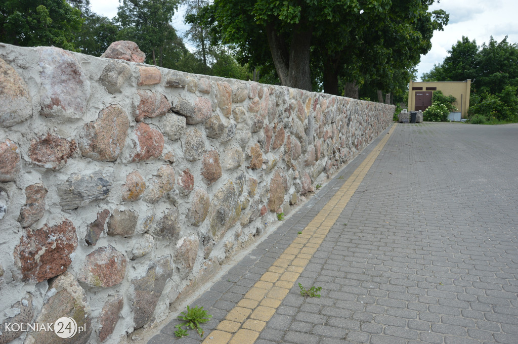 Remont muru cmentarnego