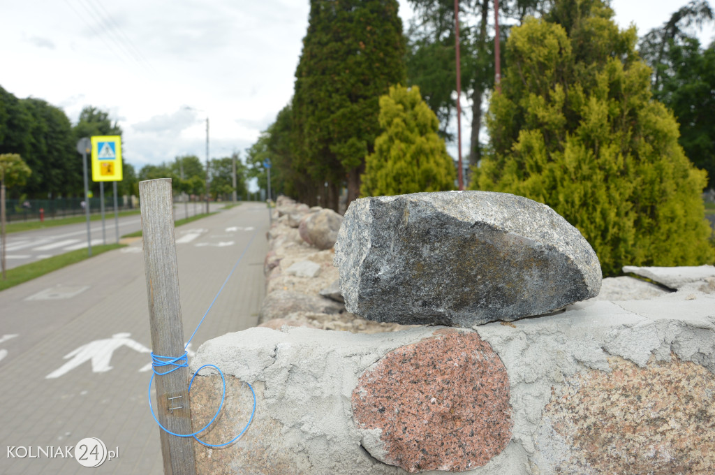 Remont muru cmentarnego