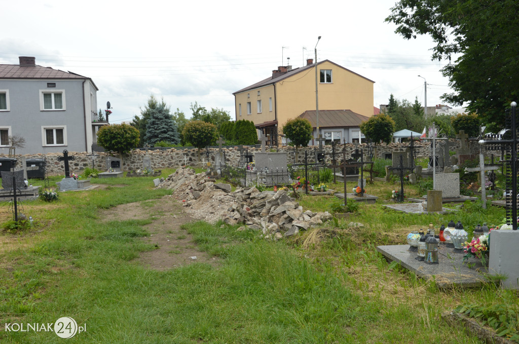 Remont muru cmentarnego