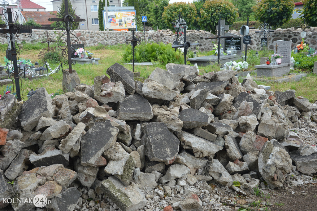 Remont muru cmentarnego