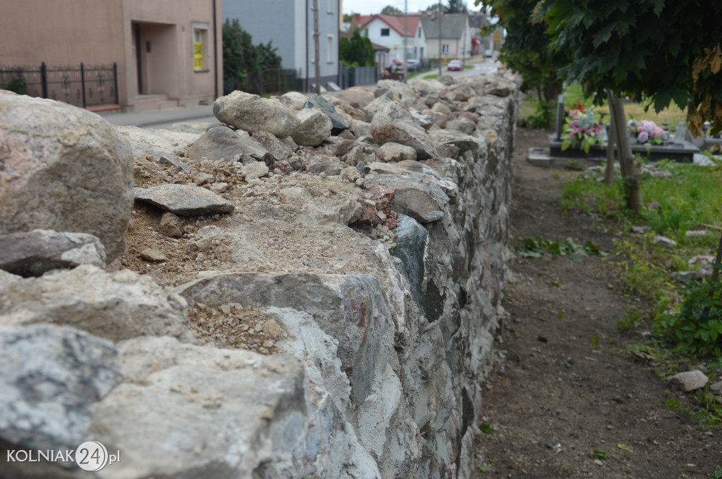Remont muru cmentarnego