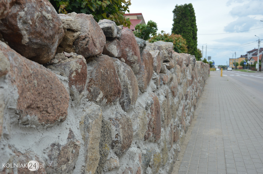 Remont muru cmentarnego