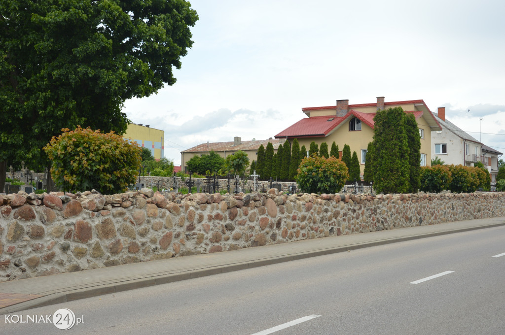 Remont muru cmentarnego