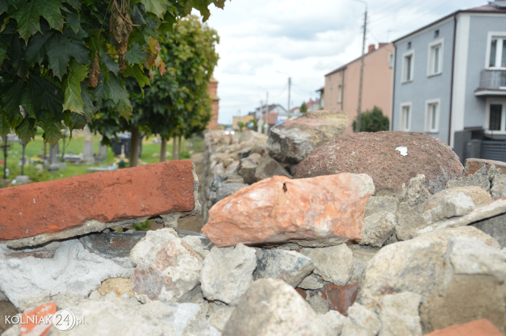 Remont muru cmentarnego