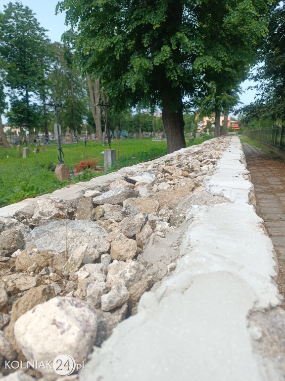 Remont muru cmentarnego