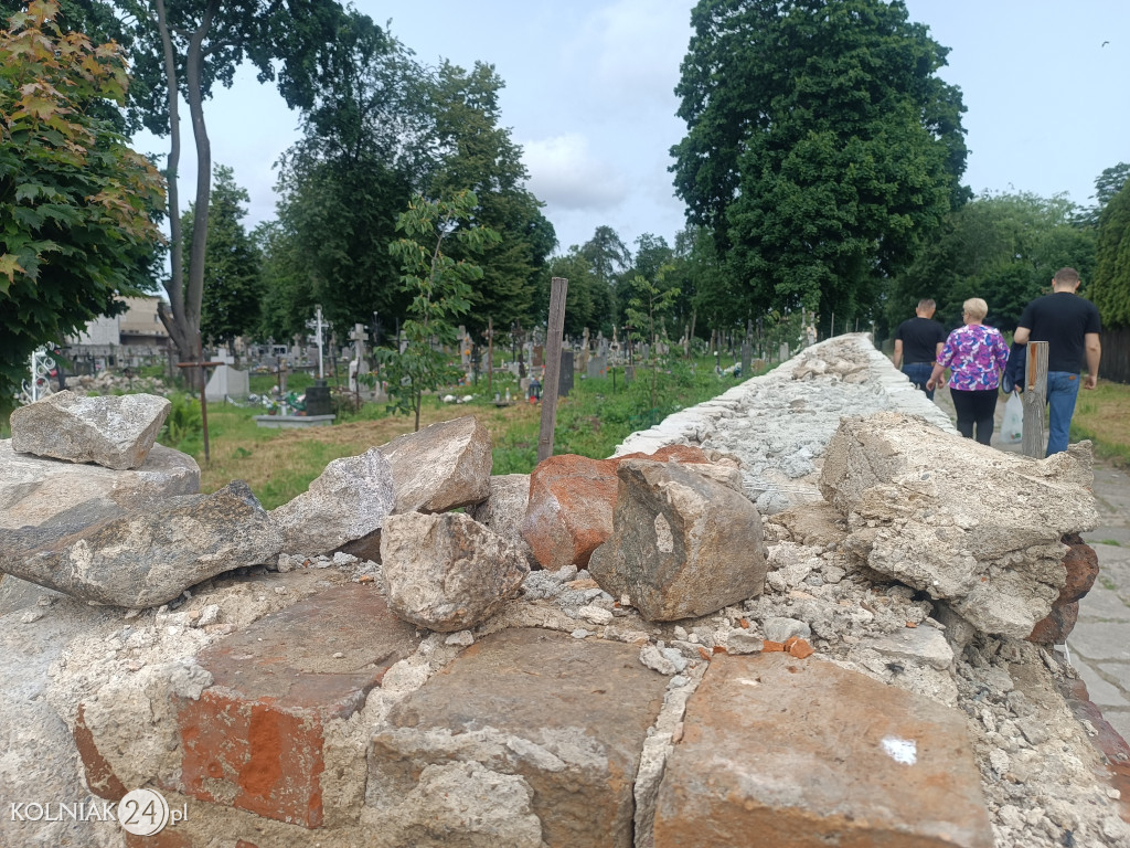 Remont muru cmentarnego