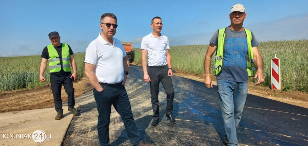 Droga w Starym Gromadzynie
