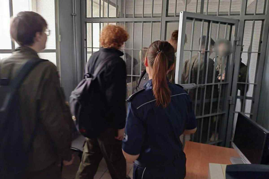 KLASA MUNDUROWA Z WIZYTĄ W KOLNEŃSKIEJ KOMENDZIE