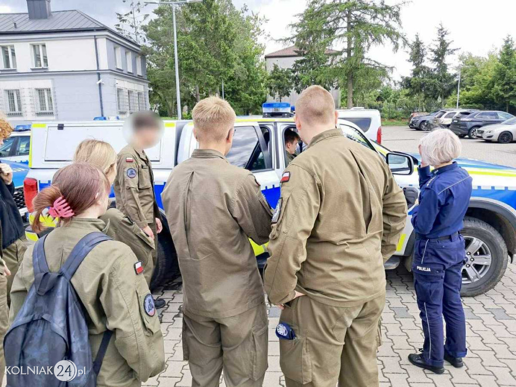 KLASA MUNDUROWA Z WIZYTĄ W KOLNEŃSKIEJ KOMENDZIE