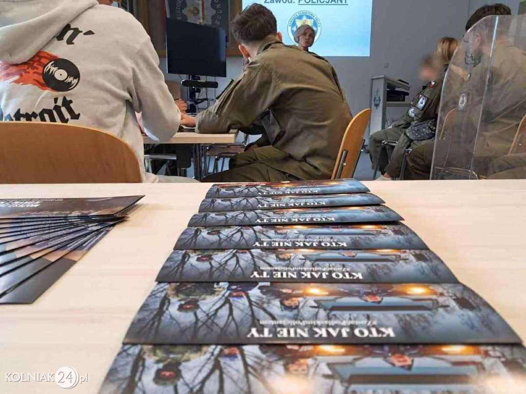 KLASA MUNDUROWA Z WIZYTĄ W KOLNEŃSKIEJ KOMENDZIE