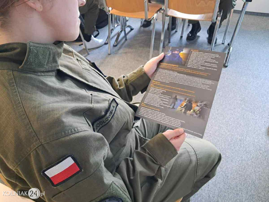 KLASA MUNDUROWA Z WIZYTĄ W KOLNEŃSKIEJ KOMENDZIE
