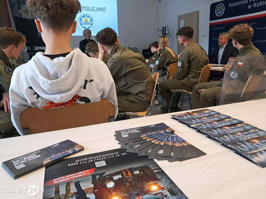 KLASA MUNDUROWA Z WIZYTĄ W KOLNEŃSKIEJ KOMENDZIE