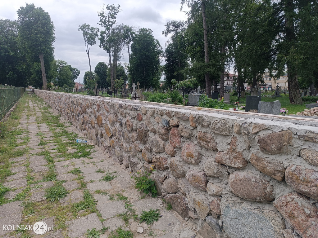 Remont muru cmentarnego