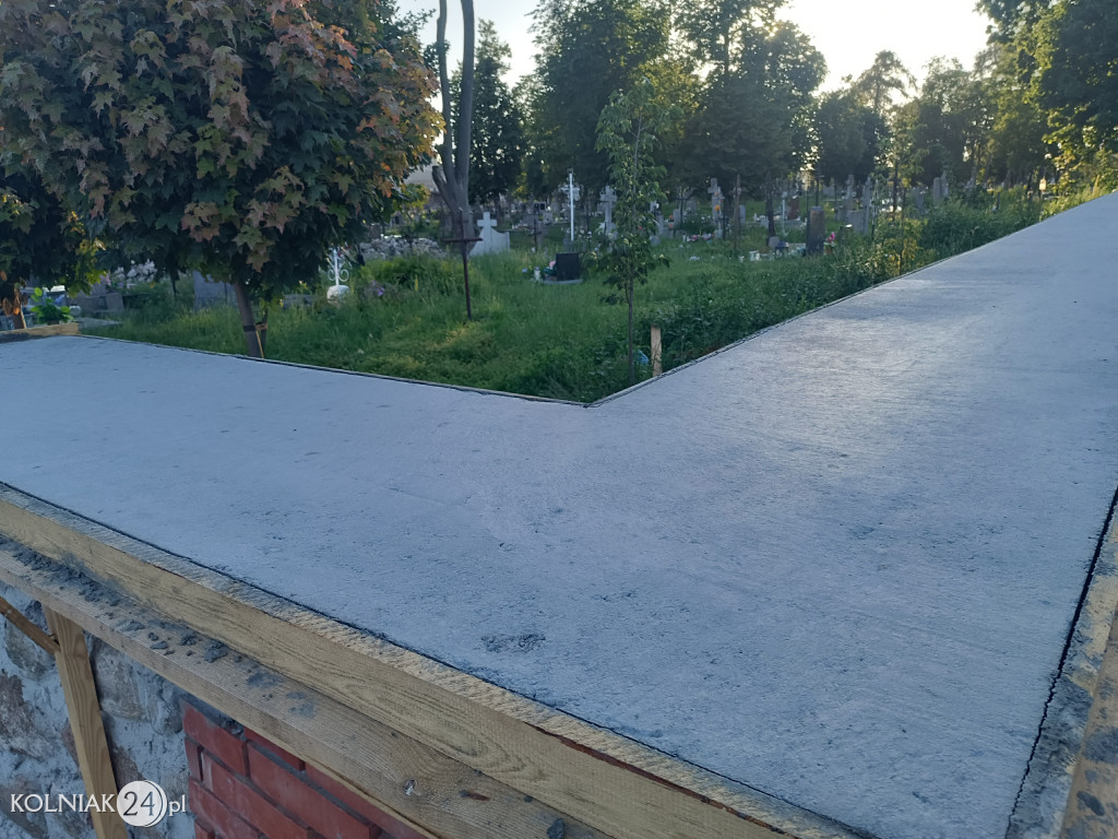 Remont muru cmentarnego