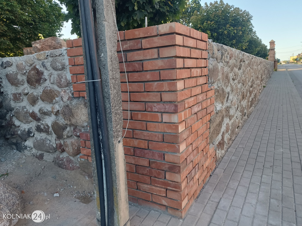 Remont muru cmentarnego