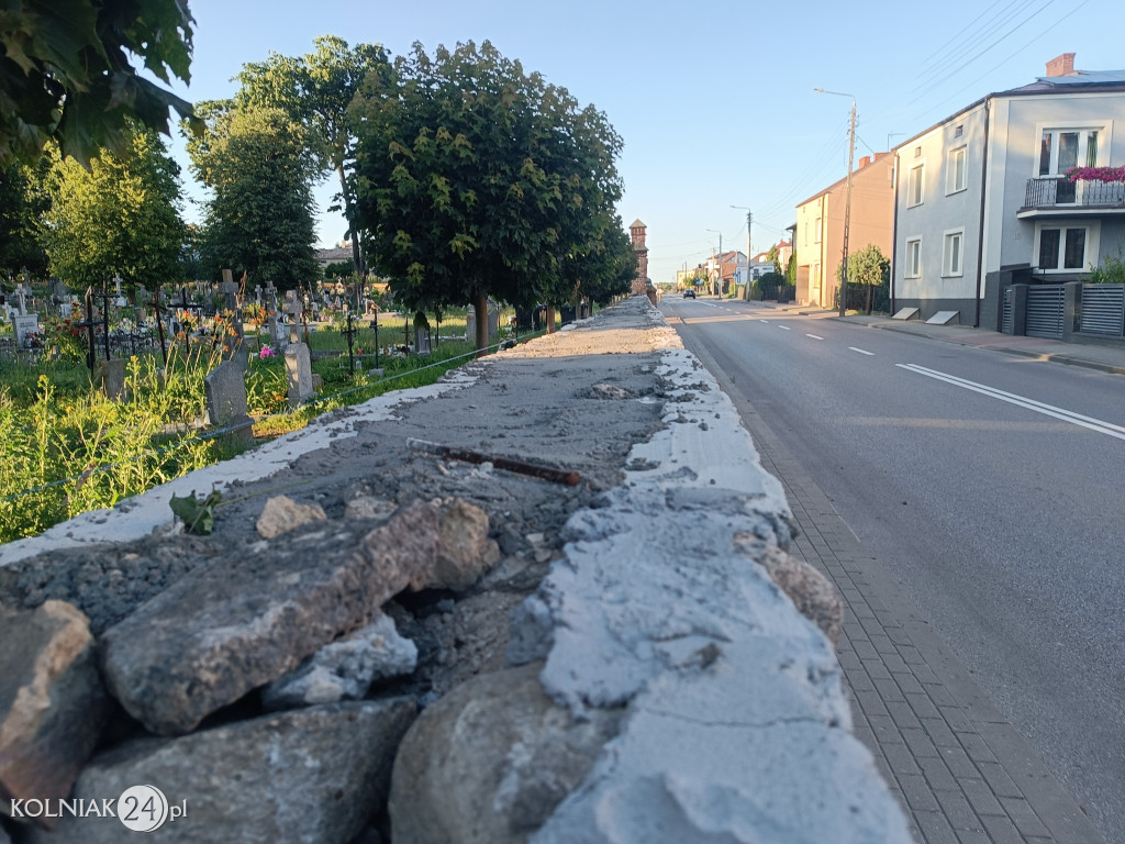 Remont muru cmentarnego