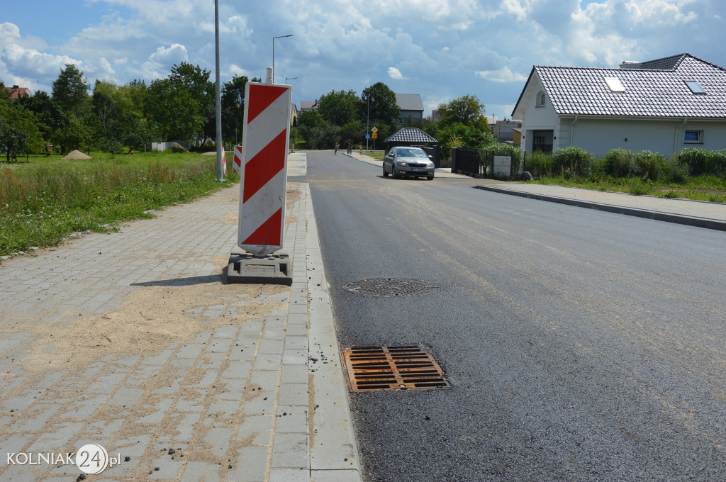 Druga warstwa asfaltu na Szmaragdowej i Bursztynowej