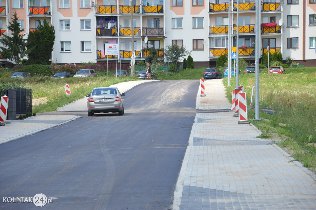 Druga warstwa asfaltu na Szmaragdowej i Bursztynowej
