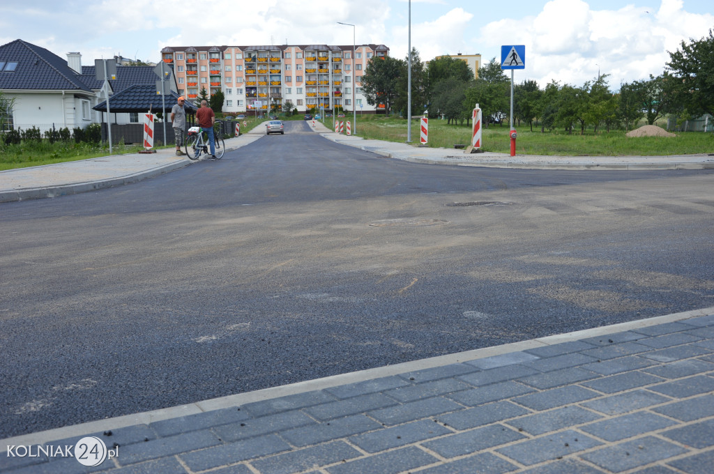 Druga warstwa asfaltu na Szmaragdowej i Bursztynowej