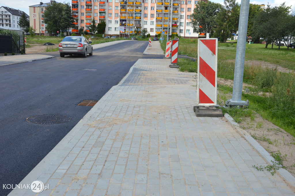 Druga warstwa asfaltu na Szmaragdowej i Bursztynowej