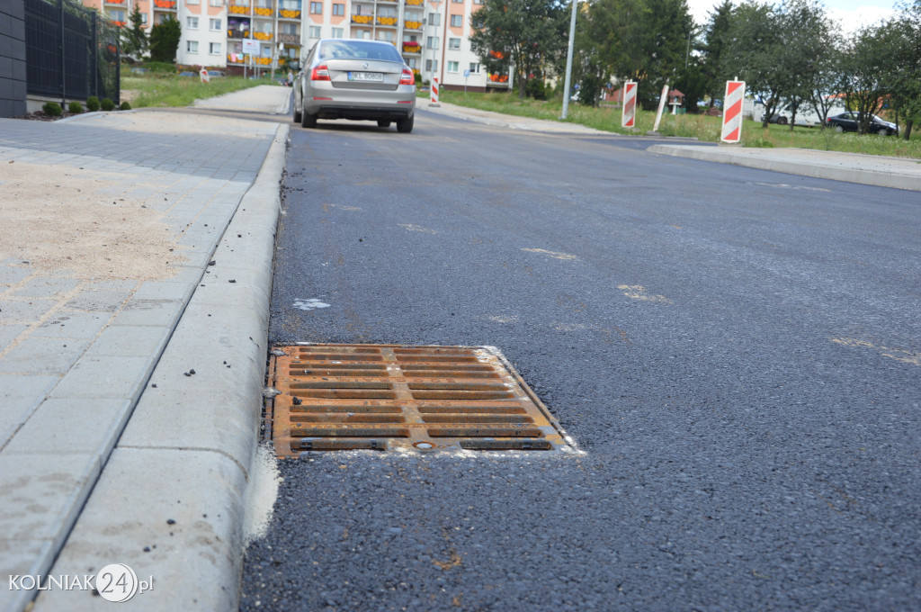 Druga warstwa asfaltu na Szmaragdowej i Bursztynowej