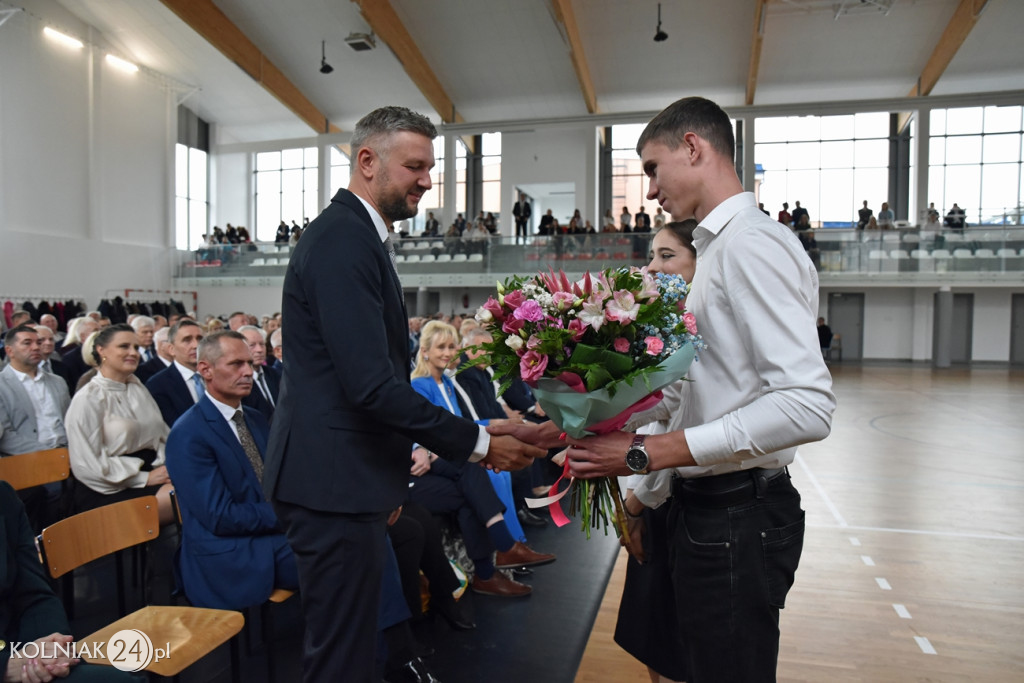 Oficjalnie otwarto nowoczesną salę sportową