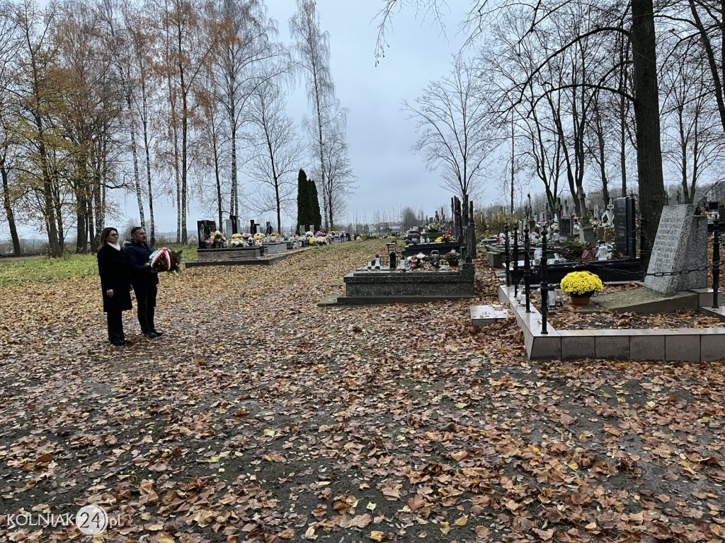 Kwiaty dla żołnierzy w gminie Stawiski