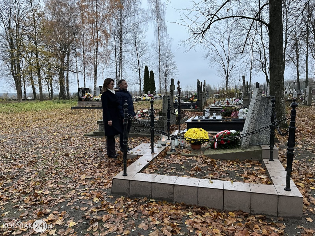 Kwiaty dla żołnierzy w gminie Stawiski