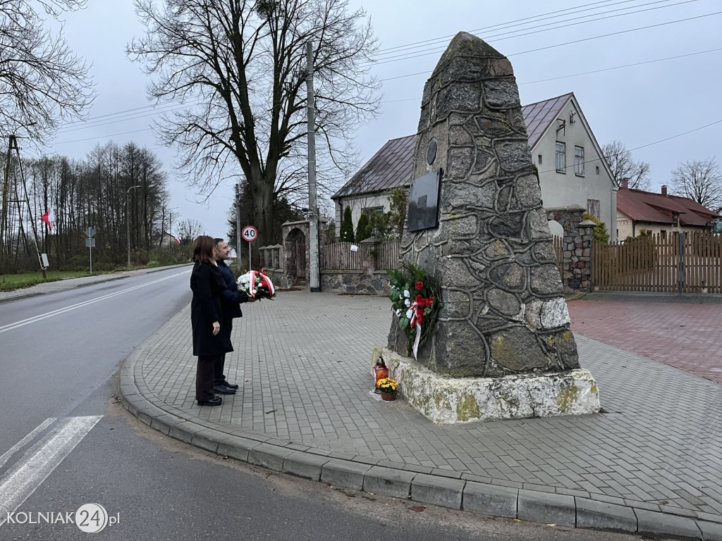 Kwiaty dla żołnierzy w gminie Stawiski
