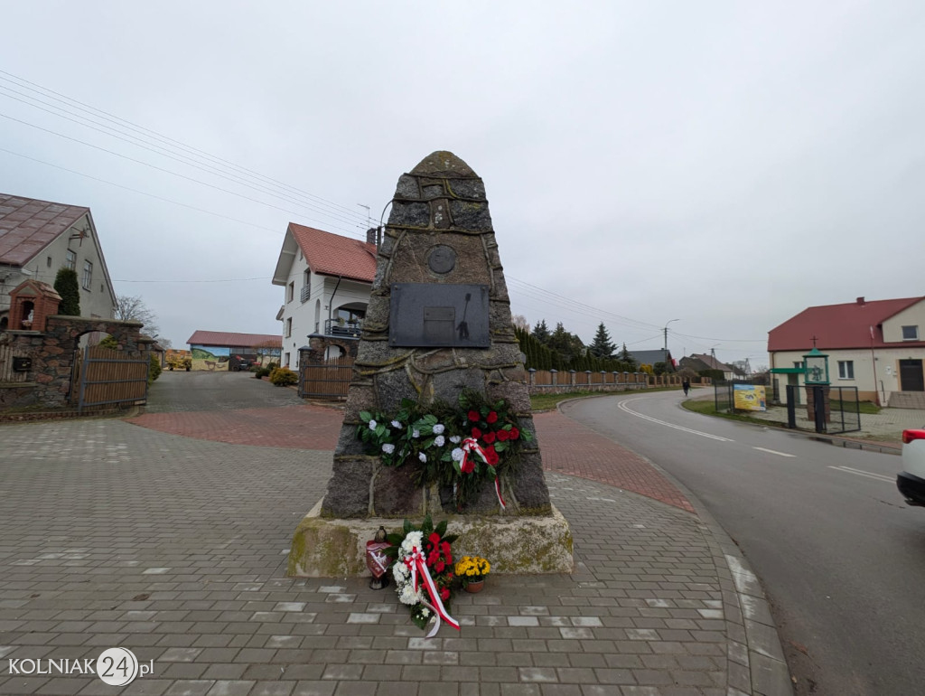 Kwiaty dla żołnierzy w gminie Stawiski