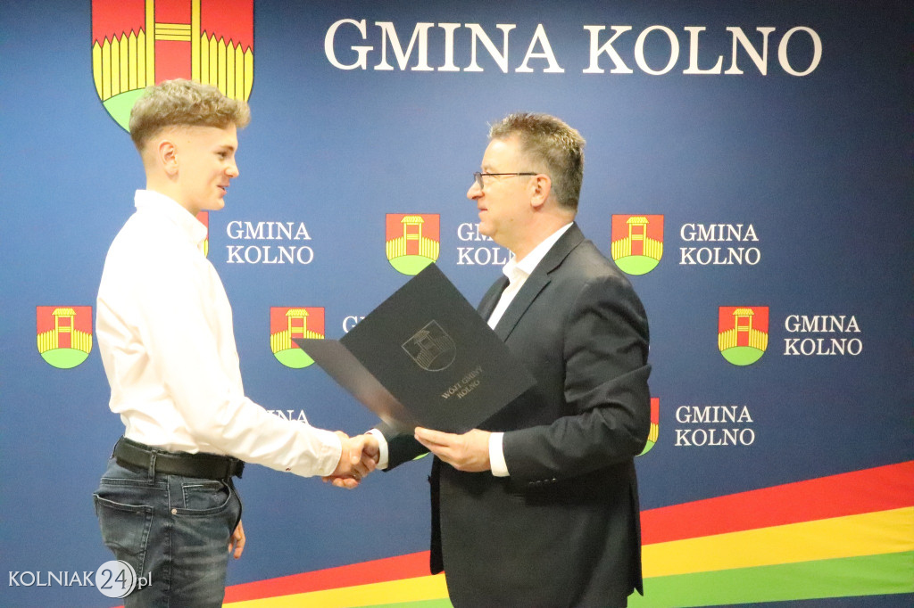 Gratulacje dla młodych tancerzy