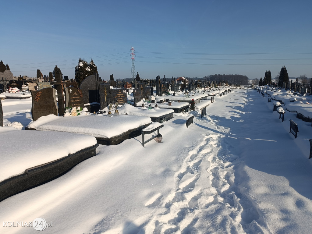 Cmentarz w Kolnie zimą