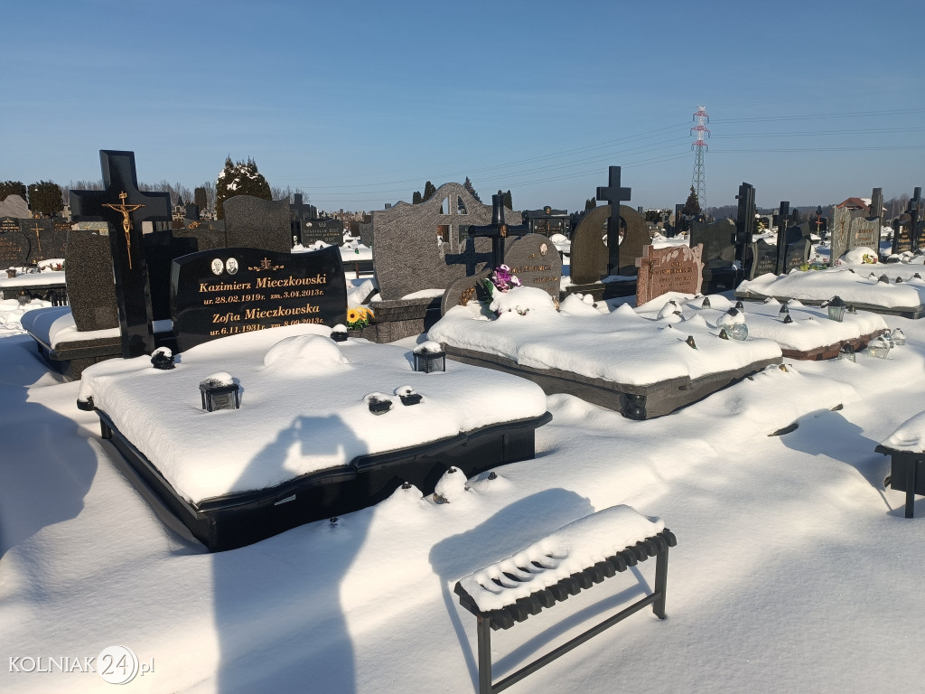 Cmentarz w Kolnie zimą