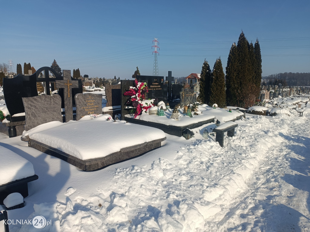 Cmentarz w Kolnie zimą