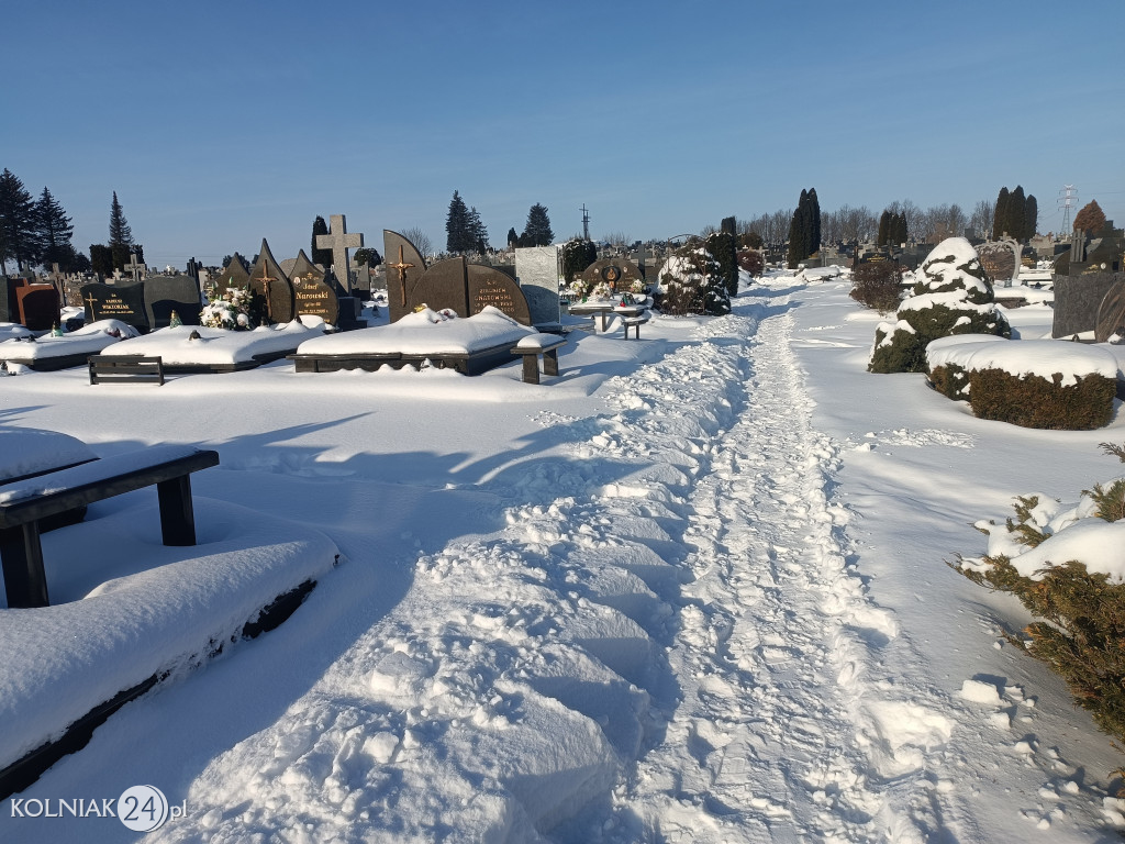 Cmentarz w Kolnie zimą