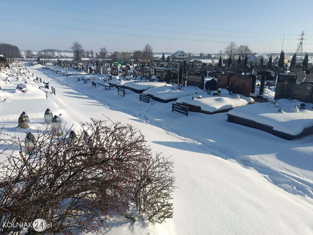 Cmentarz w Kolnie zimą