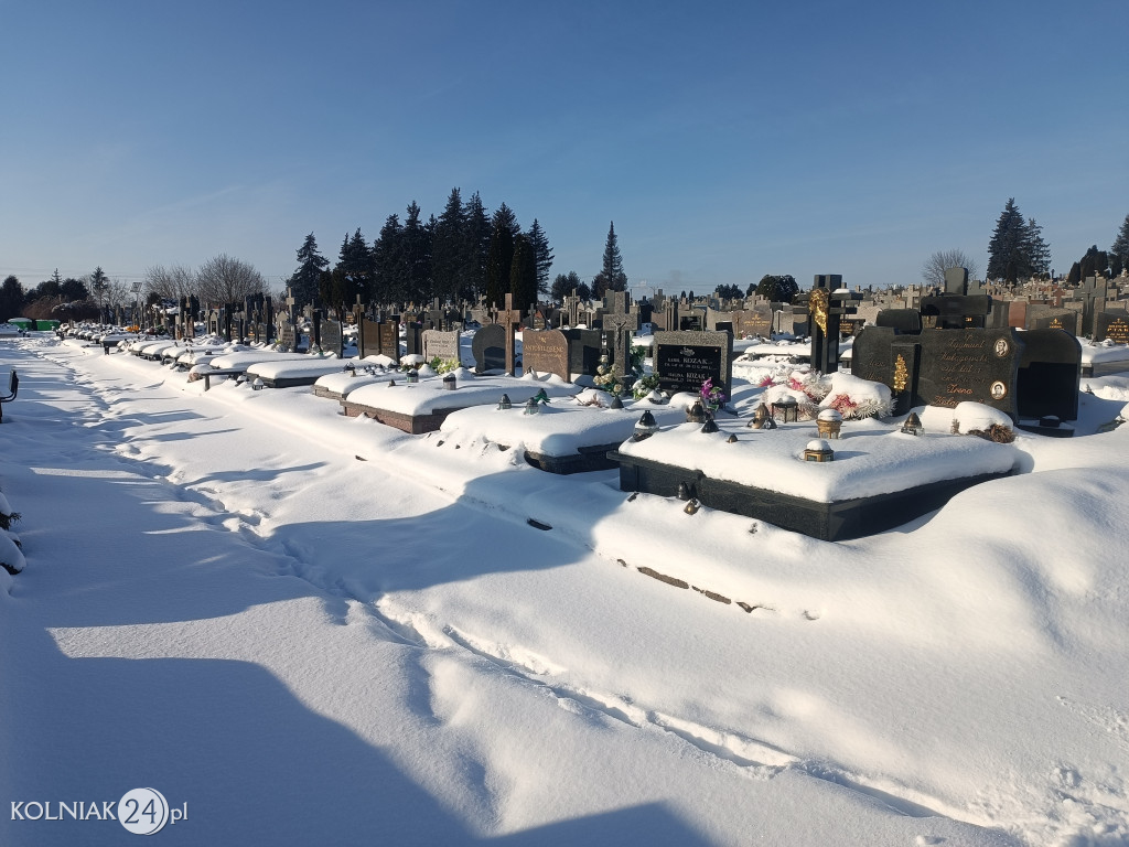 Cmentarz w Kolnie zimą