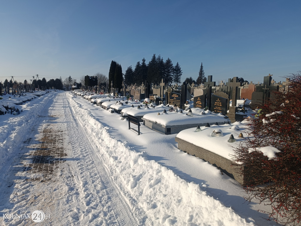 Cmentarz w Kolnie zimą