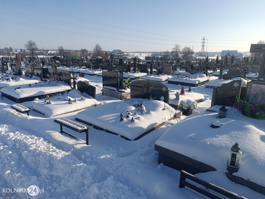 Cmentarz w Kolnie zimą