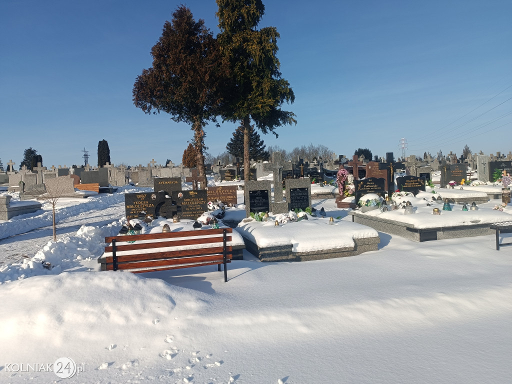 Cmentarz w Kolnie zimą