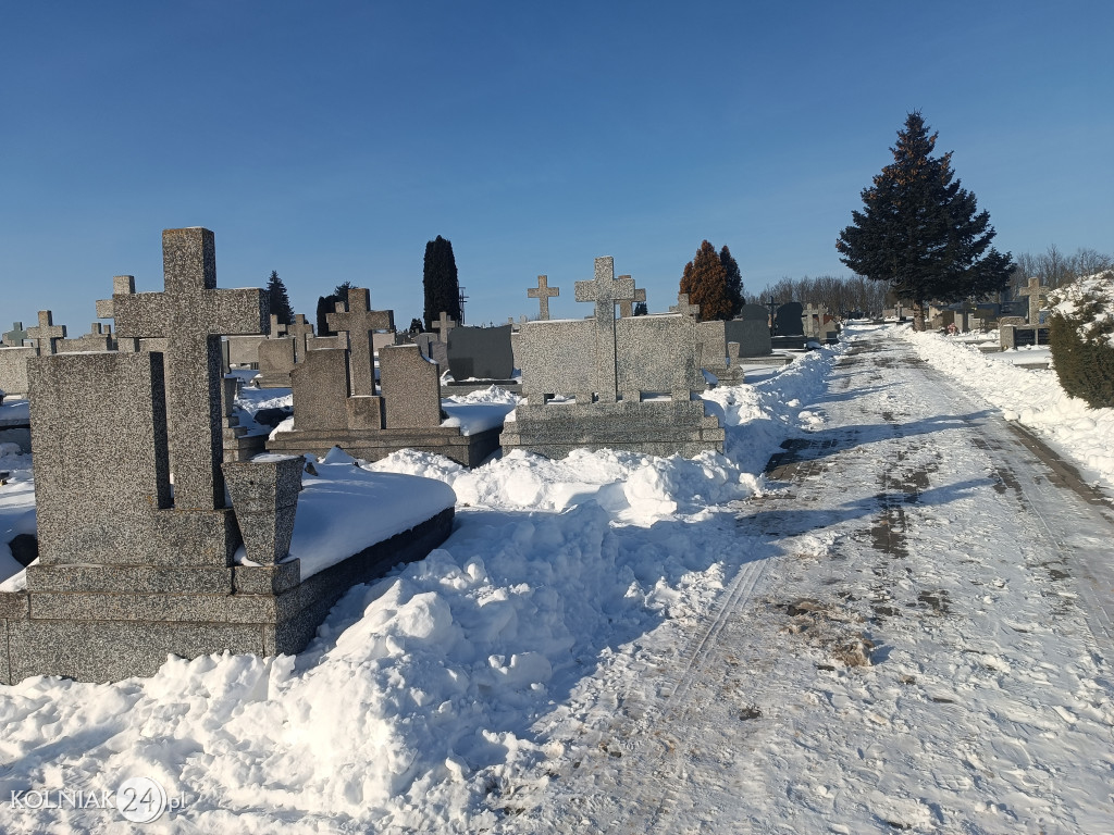 Cmentarz w Kolnie zimą