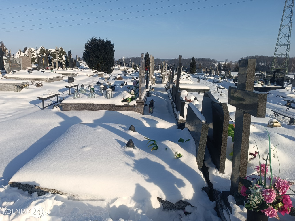 Cmentarz w Kolnie zimą