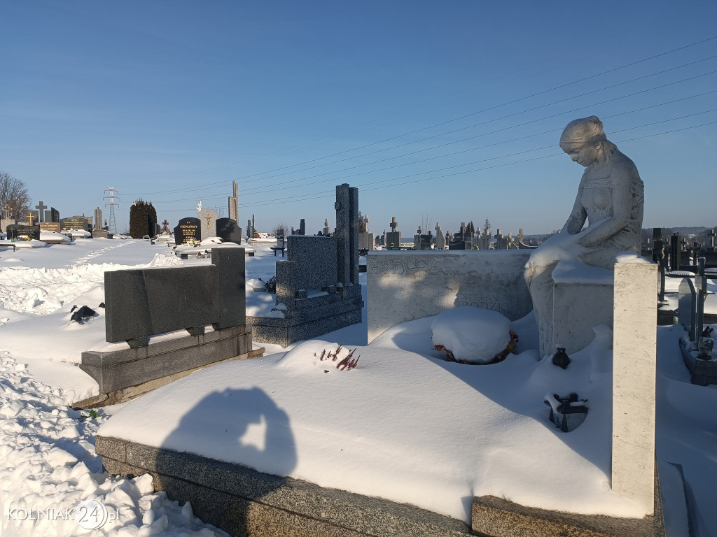 Cmentarz w Kolnie zimą