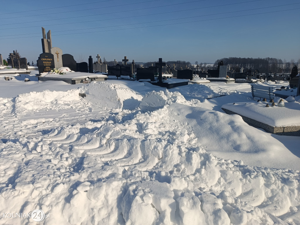 Cmentarz w Kolnie zimą