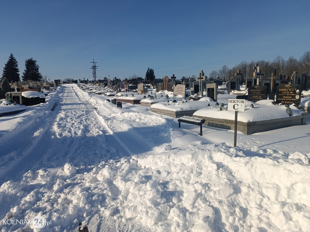 Cmentarz w Kolnie zimą
