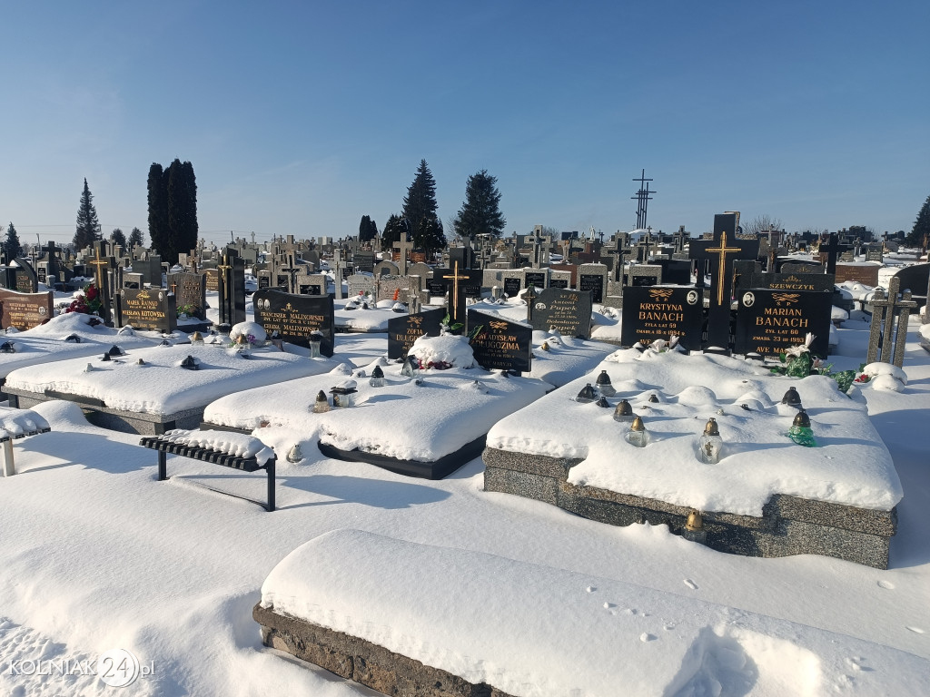 Cmentarz w Kolnie zimą