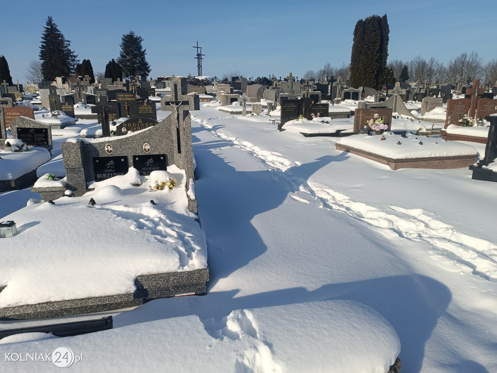 Cmentarz w Kolnie zimą