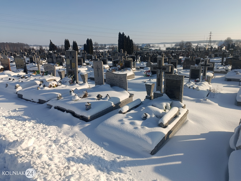 Cmentarz w Kolnie zimą
