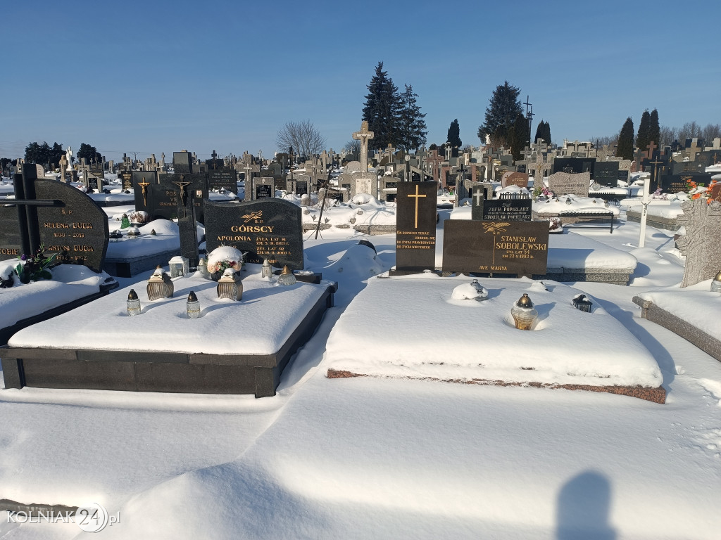 Cmentarz w Kolnie zimą